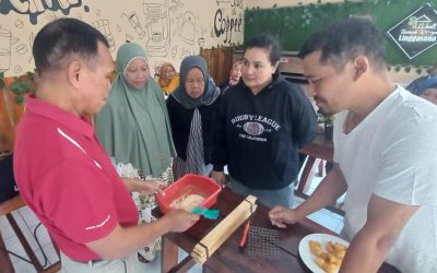 Pengenalan dan Pelatihan Budidaya Maggot sebagai Solusi Pengolahan Limbah Organik di Desa Linggasana
